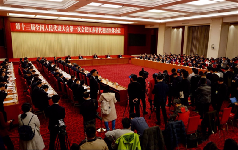 肖伟代表在审议政府工作报告时作交流发言：创新动能，勇开新局，推进新时代国药高质量发展