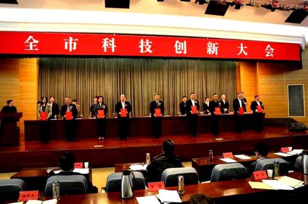 连云港召开科技创新大会 塞班岛线路检测中心药业荣获“科技创新领军单位及领军人物”两项大奖